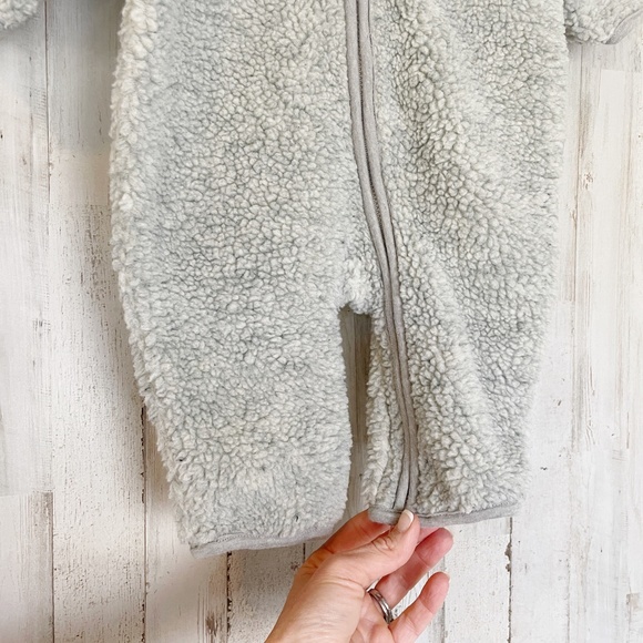 Gap | Baby Gray Sherpa Zip Front Body Suit | Size: 3-6M - Picture 5 of 7